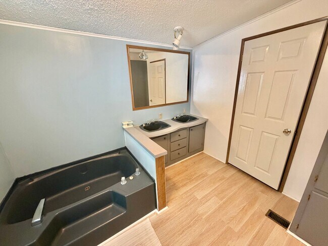 Building Photo - 166 Smith Ln