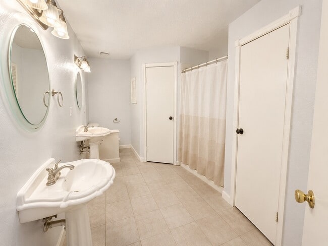 Building Photo - 3105 Oak Rock