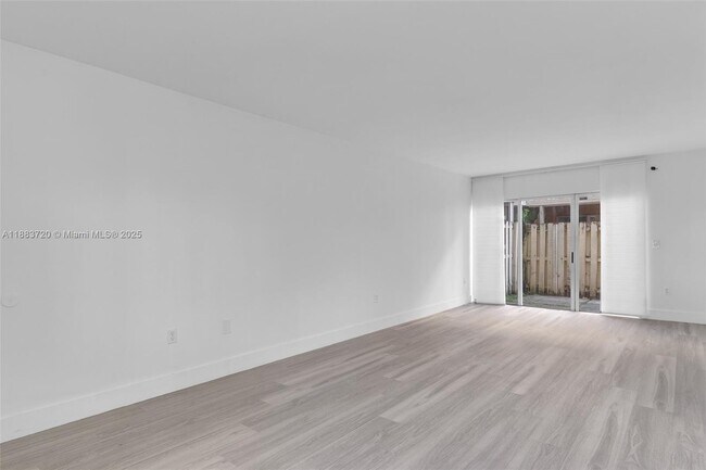 Building Photo - 6235 SW Kendale Lakes Cir