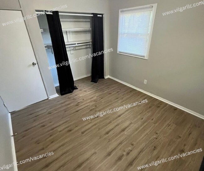 Building Photo - 3 spacious bedrooms, 1 updated bathroom home in Gary, IN