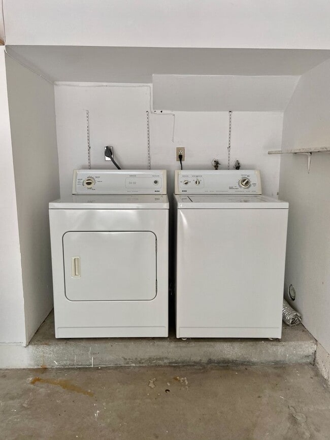 Building Photo - Gorgeous Venice Townhouse w/Upgrades Galore close to Beach+Canals w/Laundry+Garage+Pool