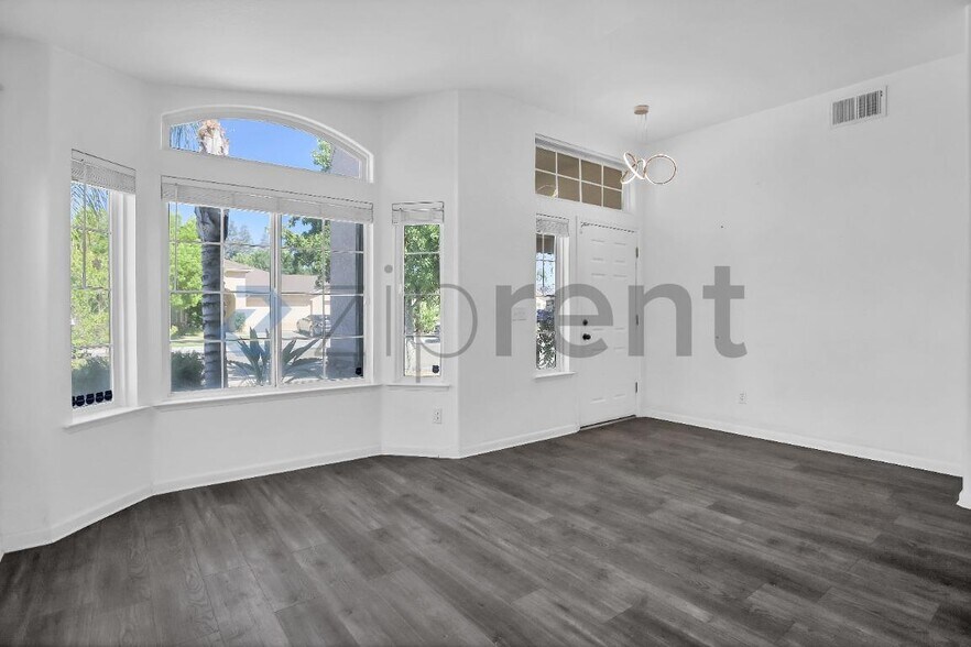 Building Photo - Unit