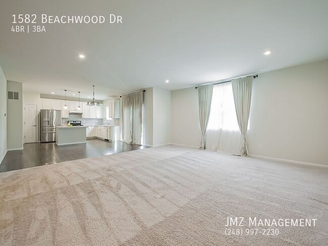 Building Photo - 1582 Beachwood Dr