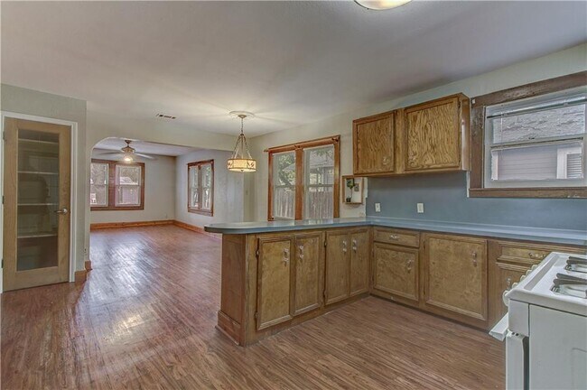 Building Photo - 607 E 15th St