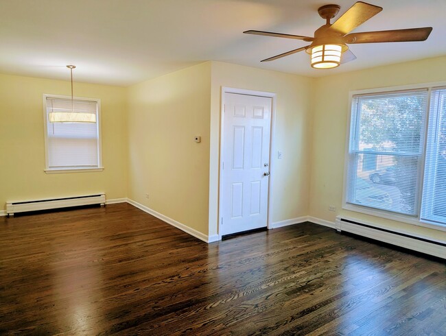 Building Photo - 6949 W Diversey Ave