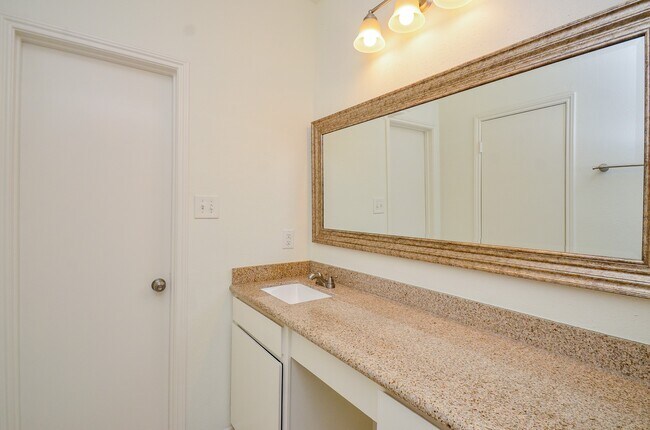 Building Photo - 2100 Tanglewilde St