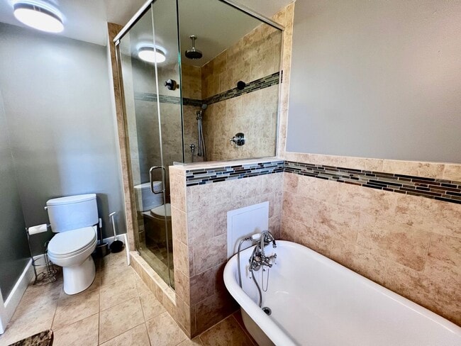 Building Photo - Beautiful waterfront home