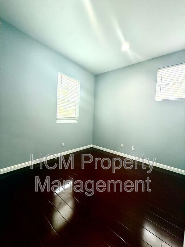 Building Photo - 301 N Navarette Pl