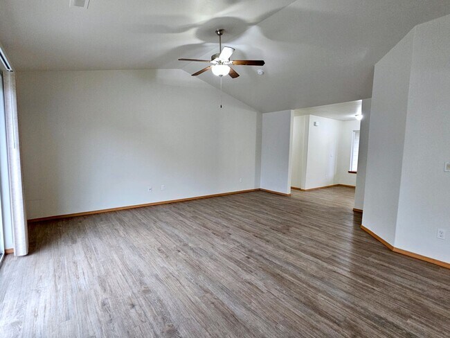 Building Photo - Open, One-Level Living- 4 Bedroom, 2.5 Bath Richland Home with Spacious Backyard