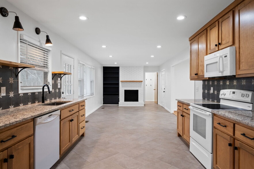 Building Photo - 2115 Ballard Pl