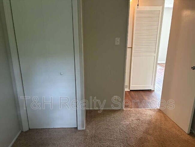 Building Photo - 636 Park Dr