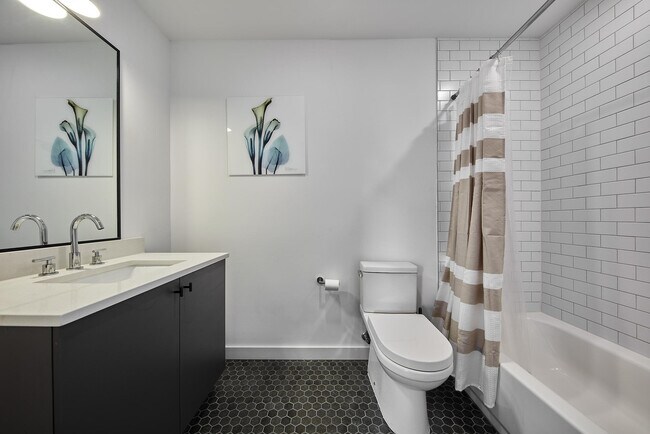 Building Photo - 1b Marshall Dr