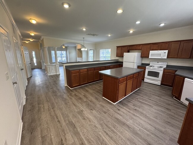 Building Photo - 3 Bed END UNIT! AVAILABLE NOW!