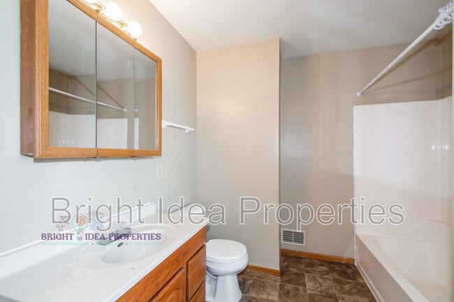 Building Photo - 863 Clark St N