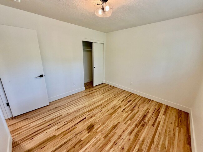 Building Photo - Freshly Remodeled 5bd/2.5bath Home w/ Daylight Basement in Heart of Multnomah Village