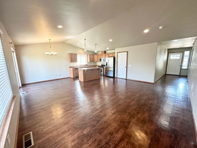 Building Photo - Spacious 3 Bedroom 2 Bathroom Home Now Available