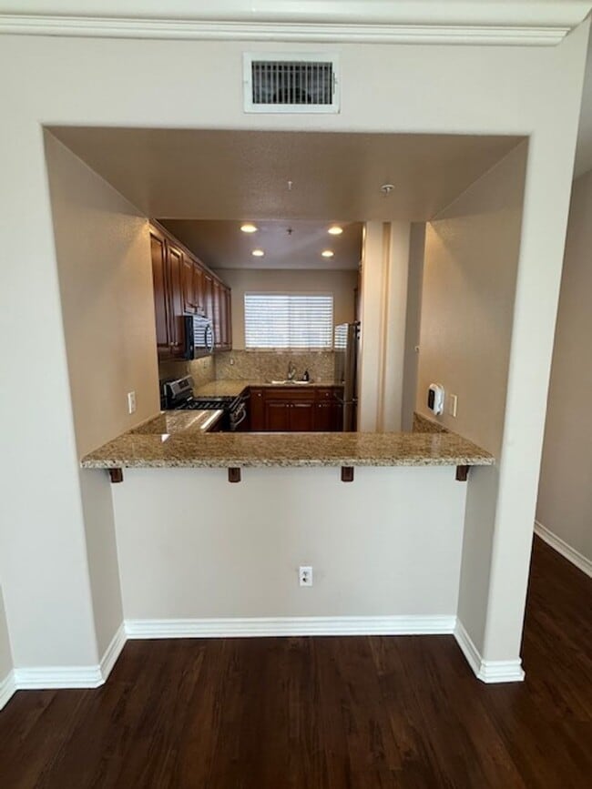 Building Photo - Condo in highly sought-after Vantage Commu...