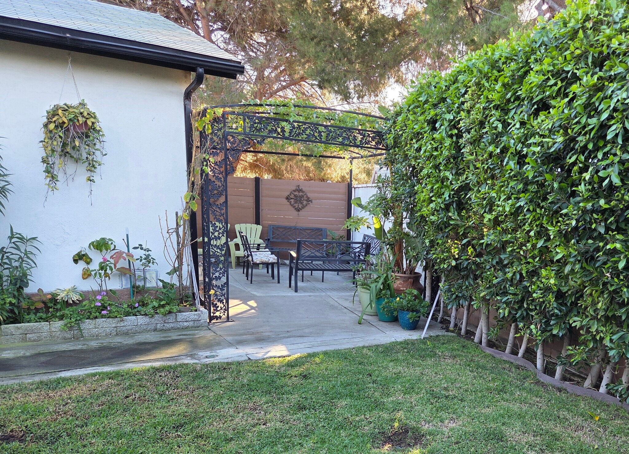 shared backyard sitting area - 11536 Cumpston St