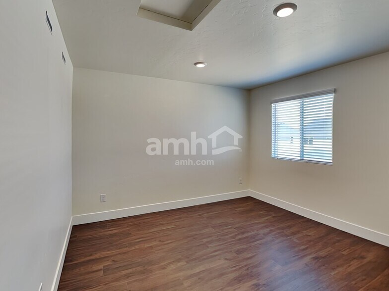 Building Photo - 1372 E Ludlow Dr