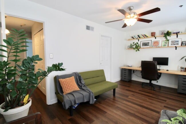 Building Photo - 2 Bedroom Home with Garage!