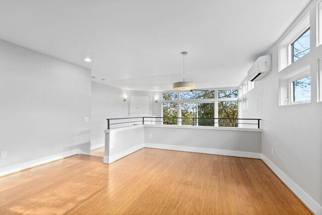 Building Photo - Luxurious Air-Conditioned Leschi View Townhome