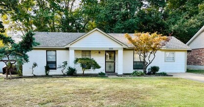 Building Photo - 3 bedroom, 2 bath near Whitten and Elmore with update bathrooms