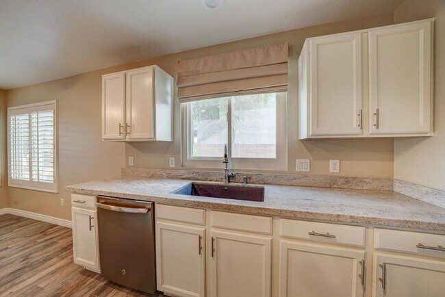 Building Photo - COMING SOON! Gorgeous Gilbert Home with Go...