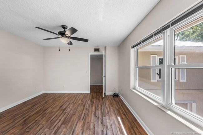Building Photo - 2905 SW Lakemont Pl