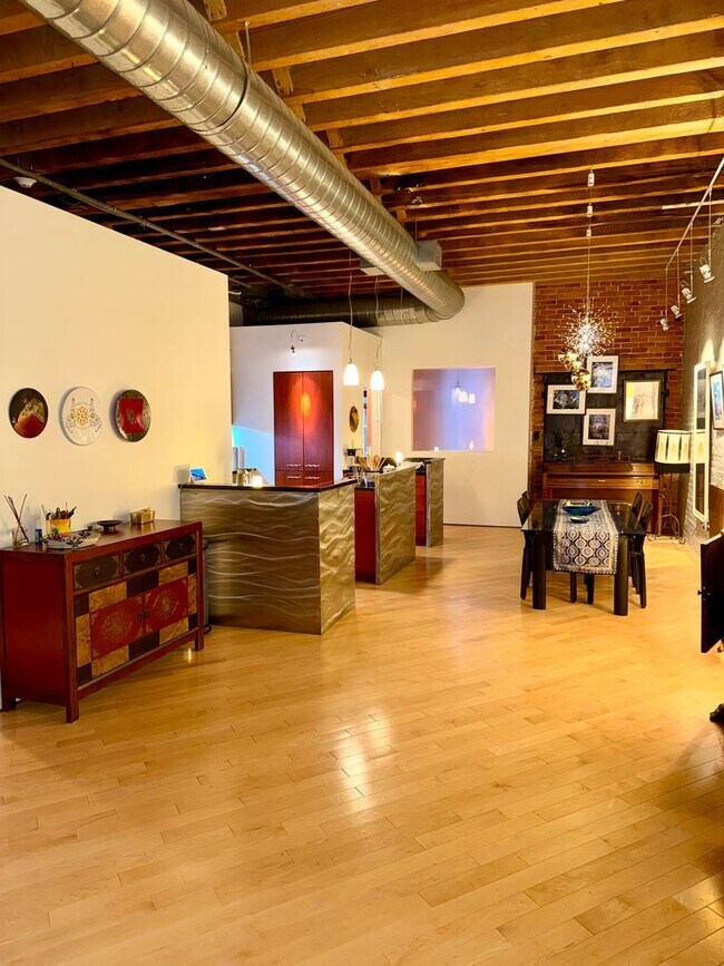 Building Photo - Beautifully 2-Bedroom Condo in Boston