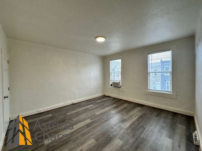 Building Photo - Flexible 4 Bedroom Layout with Fenced Backyard