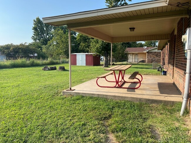 Building Photo - comfort and convenience in this 3 bedroom ...