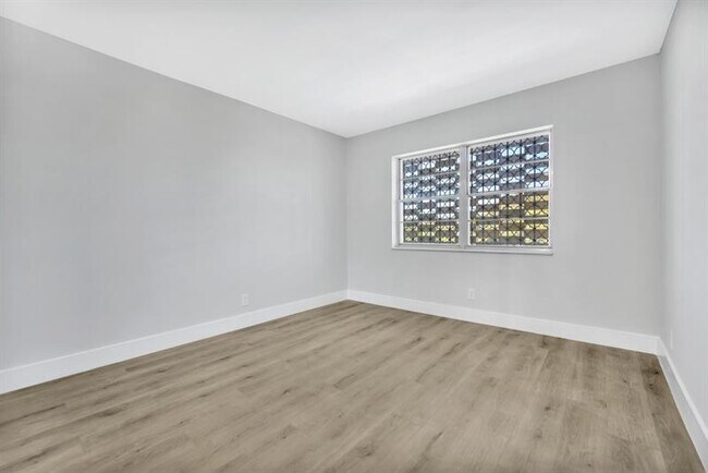 Building Photo - 3050 NE 16th Ave