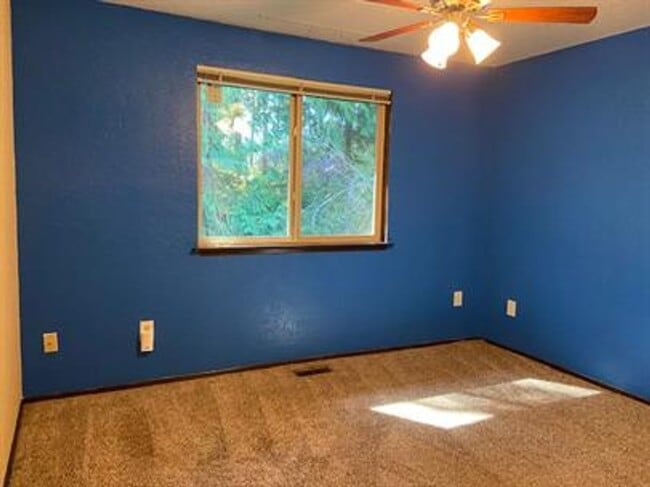 Building Photo - 823 SW Castilian Dr