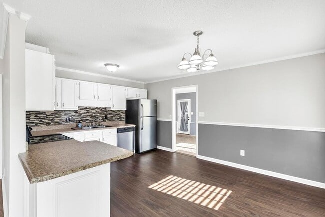 Building Photo - An adorable home! Pets Welcome!