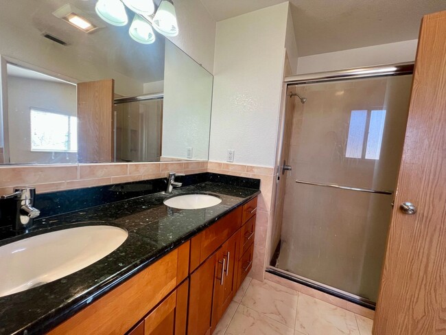 Building Photo - Sparkling and Spacious 4 bed 3 bath with 3...