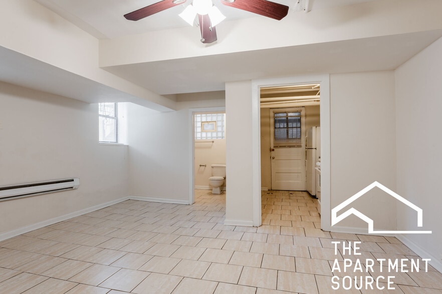 Building Photo - 2886 N Clark St