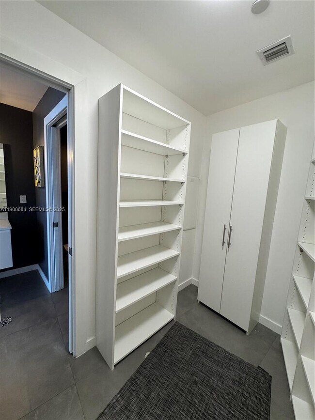 Building Photo - 2020 N Bayshore Dr