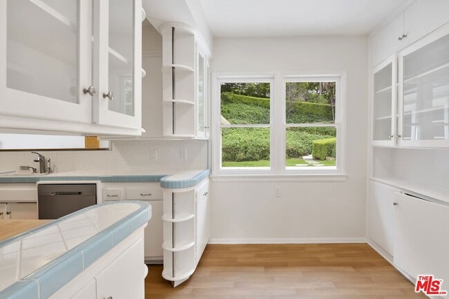Building Photo - 18080 Karen Dr