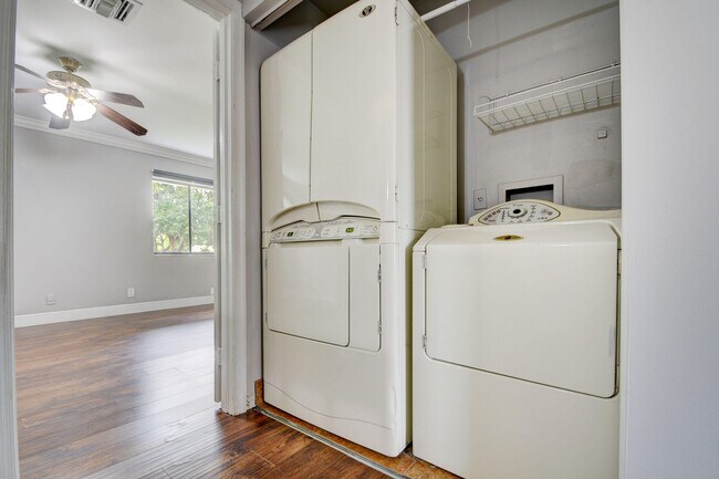 Building Photo - 1105 Maplewood Dr