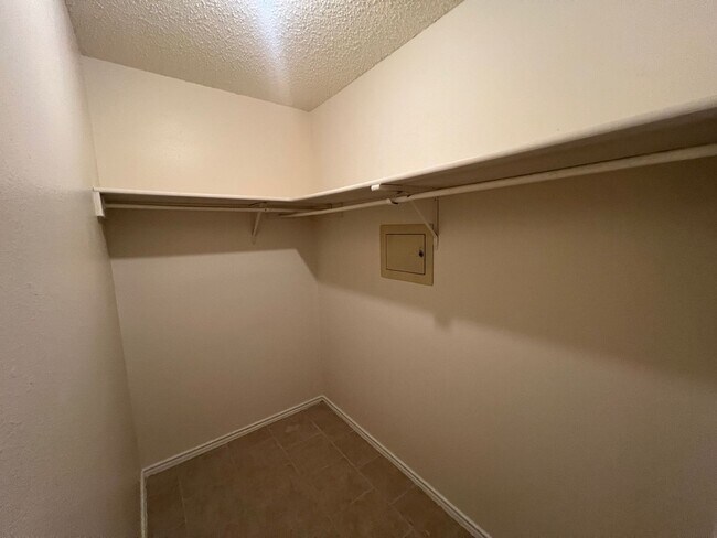 Building Photo - 9951 Echo Plain Dr
