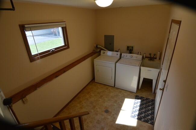Building Photo - 102 Lotus Ave