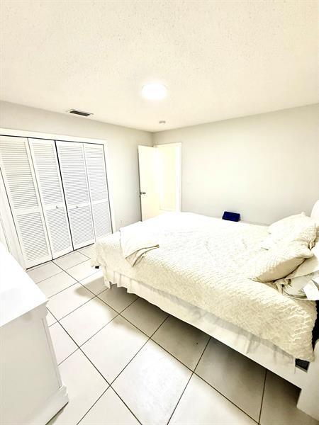 Building Photo - 3880 Woodside Dr