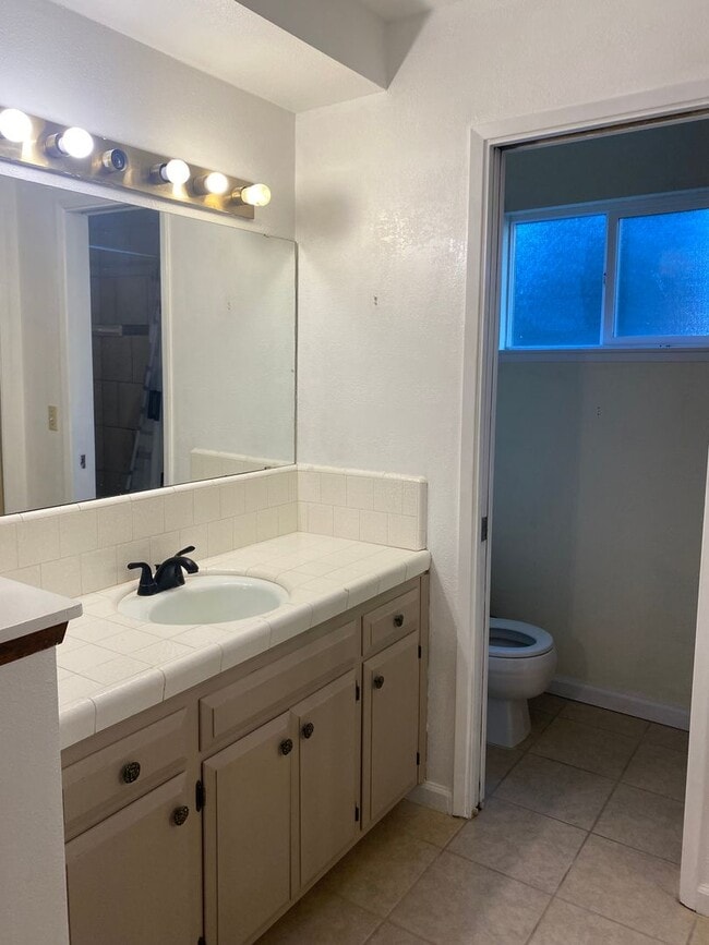 Building Photo - Cute home for rent in Visalia!