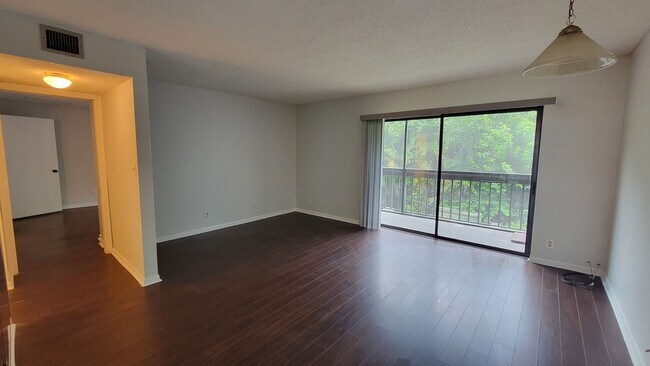 Building Photo - West Palm Beach 1 bedroom 1.5 bath Apartment.