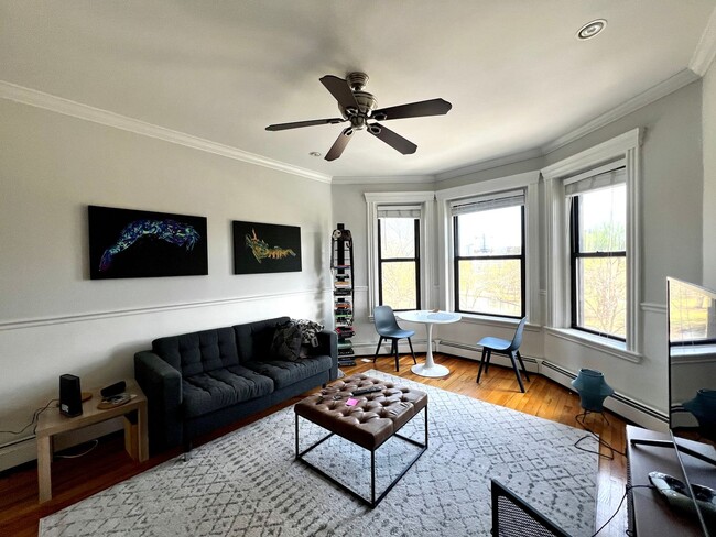 Primary Photo - Renovated Top Floor 1-Bed on Park Drive | ...