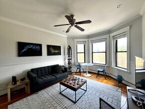 Building Photo - Renovated Top Floor 1-Bed on Park Drive | ...
