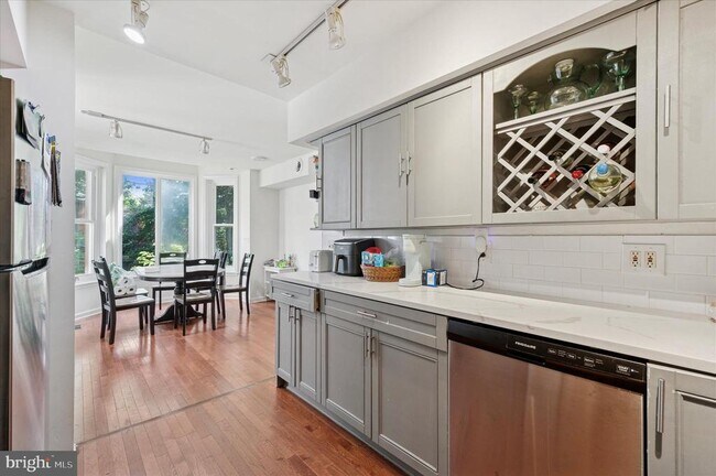 Building Photo - 3725 Lancaster Ave