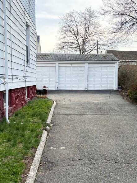 Building Photo - 30 Elm St