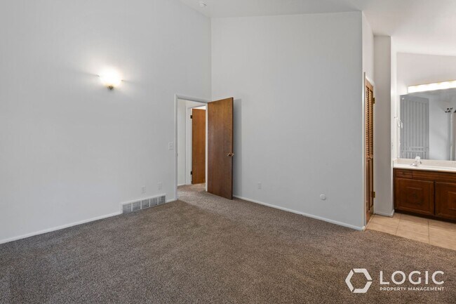 Building Photo - 1815 N Woodside Dr E