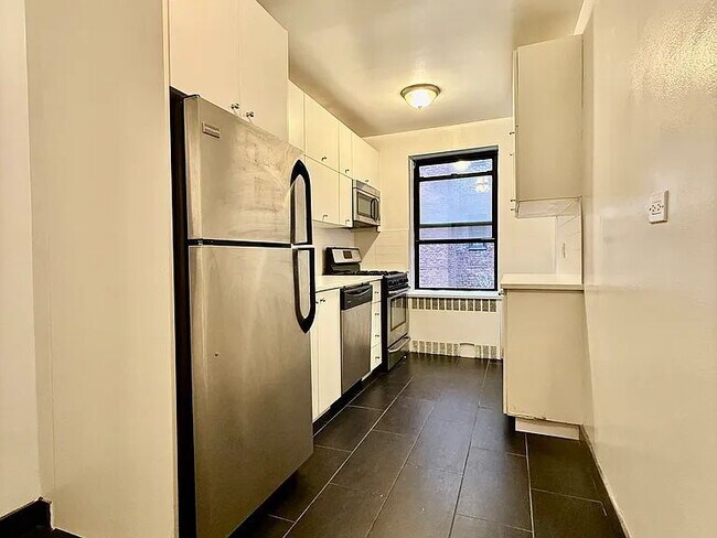 Building Photo - "Charming 1-Bedroom Retreat in the Heart of Forest Hills – Your Perfect Urban Oasis!"